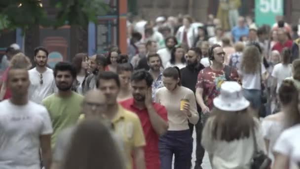 Banyak orang berjalan di sepanjang jalan metropolis — Stok Video
