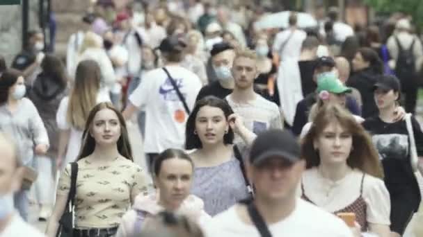 Kiev, Oekraïne - veel mensen lopen in het centrum van de stad — Stockvideo