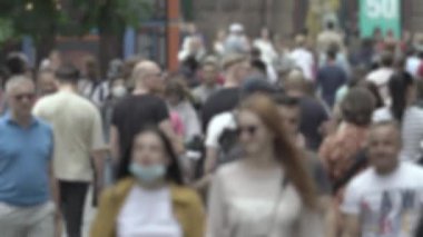 Şehirdeki bir grup insanın silueti.