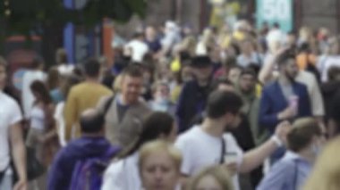 Şehirdeki bir grup insanın silueti.