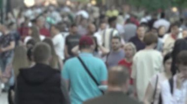 Şehirdeki bir grup insanın silueti.