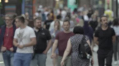 Şehirdeki bir grup insanın silueti.