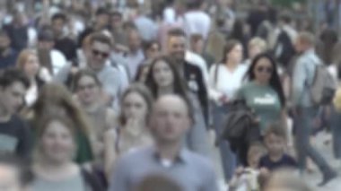 Şehirdeki bir grup insanın silueti.