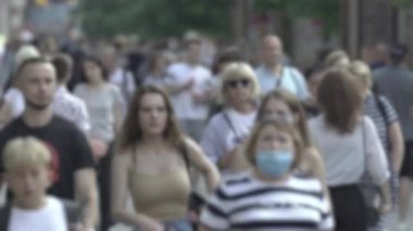 Şehirdeki bir grup insanın silueti.