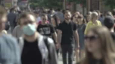 Şehirdeki bir grup insanın silueti.