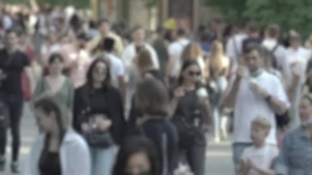 Silhouettes of people walking in the crowd — Stock Video