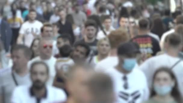 Siluetas de gente caminando entre la multitud — Vídeos de Stock