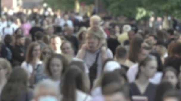 Silhouetten von Menschen, die in der Menge gehen — Stockvideo