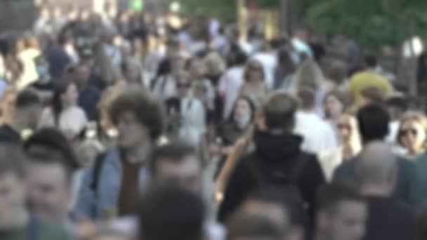 V davu se objevují siluety lidí, — Stock video