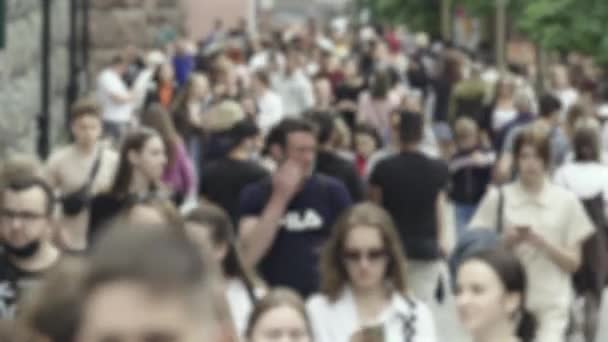 Silhouetten van mensen die in de menigte lopen — Stockvideo