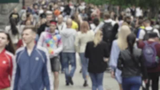 Siluetas de gente caminando entre la multitud — Vídeo de stock
