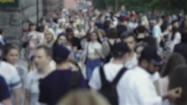 Silhouetten van mensen die in de menigte lopen — Stockvideo