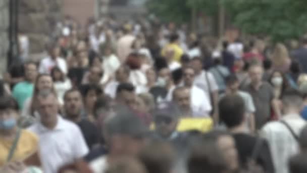 Silhouettes of people walking in the crowd — стокове відео