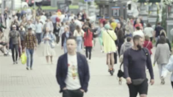 Silhouettes de personnes marchant dans la foule — Video