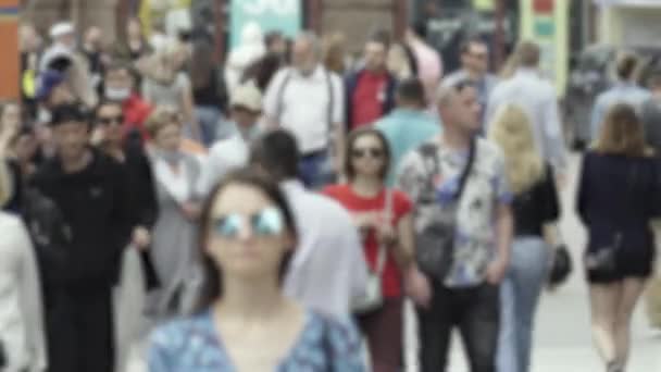 Silhouettes de personnes marchant dans la foule — Video