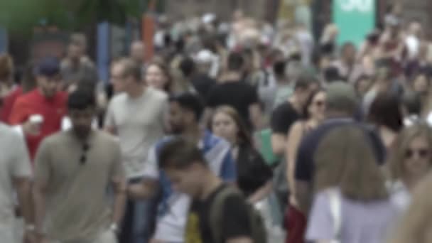 Silhouettes of people walking in the crowd — Stok video