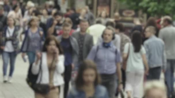 Silhouetten van mensen die in de menigte lopen — Stockvideo