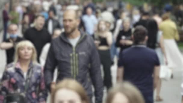 Silhouetten van mensen die in de menigte lopen — Stockvideo