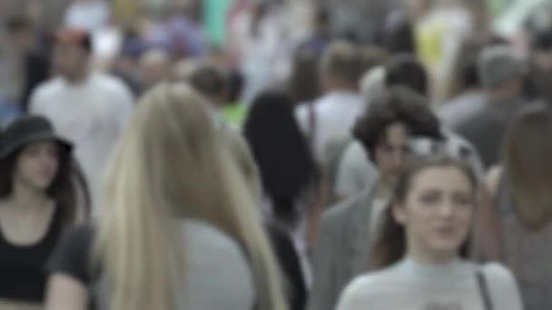 Silhouettes of people walking in the crowd — Stock Video