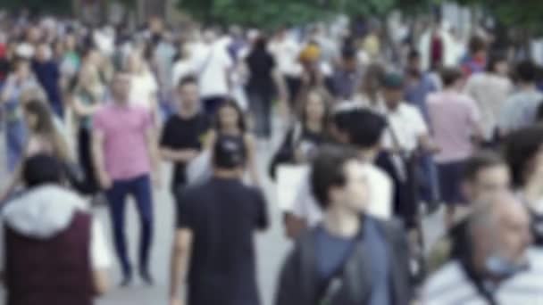 Siluetas de gente caminando entre la multitud — Vídeo de stock