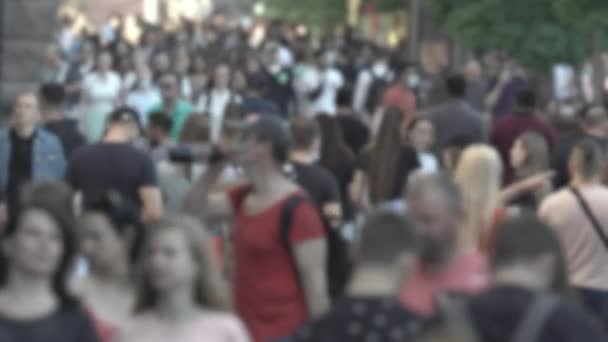 Silhouettes of people walking in the crowd — Stok video