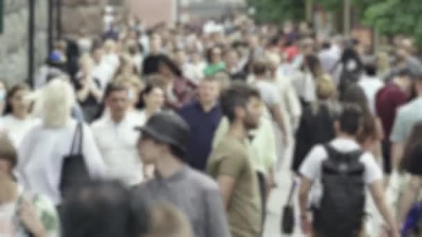 Silhouettes of people walking in the crowd — Stok video