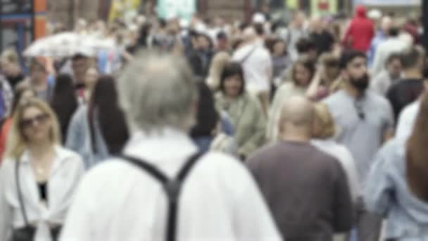 Silhouettes of people walking in the crowd — Stok video