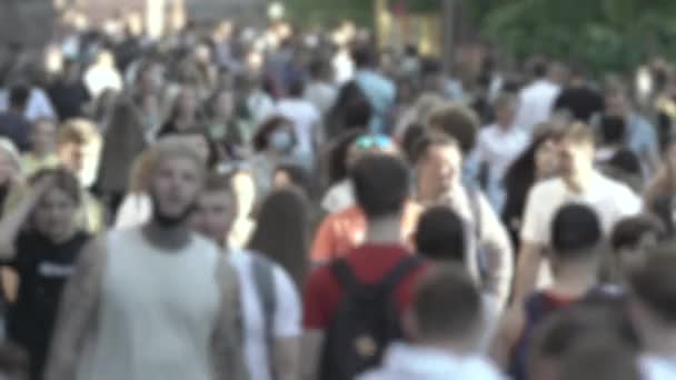 Silhouettes de personnes marchant dans la foule — Video