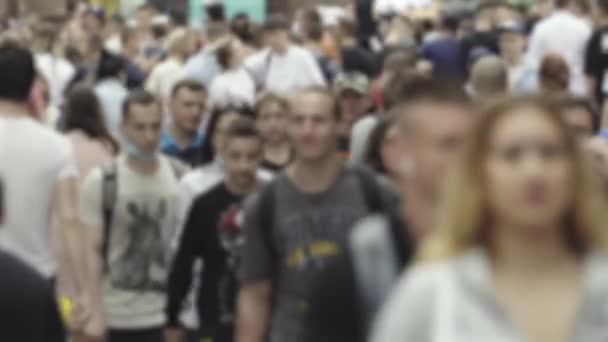 Silhouettes of people walking in the crowd — Stok video