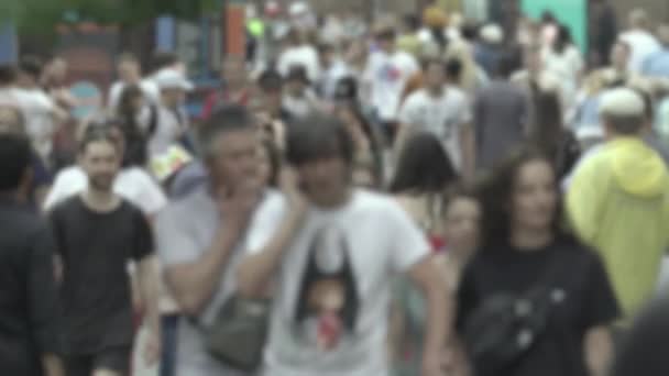 Silhouettes of people walking in the crowd — Stok video