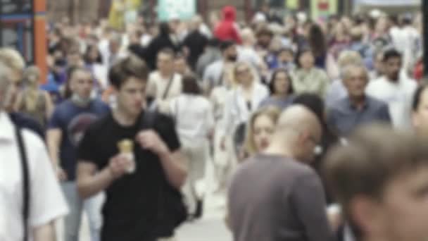 Силуэты людей, идущих в толпе — стоковое видео