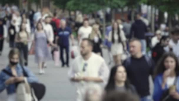 Siluetas de gente caminando entre la multitud — Vídeo de stock