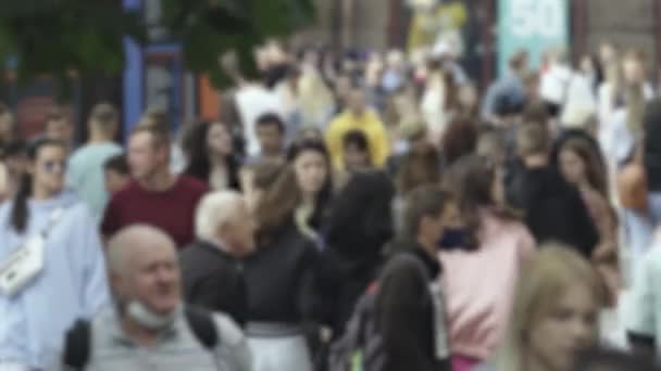 Siluet orang berjalan di kerumunan — Stok Video