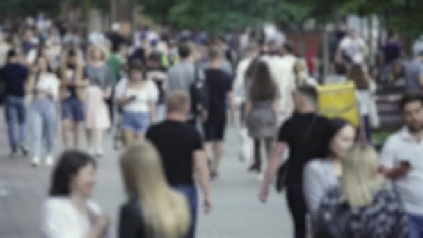 Siluetas de gente caminando entre la multitud — Vídeo de stock