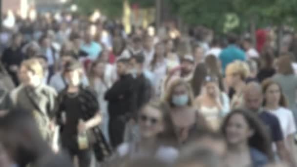 V davu se objevují siluety lidí, — Stock video