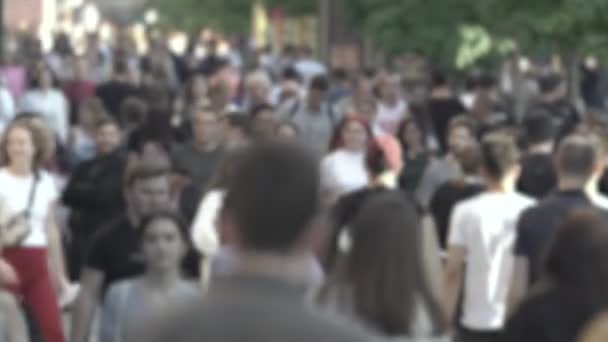 Silhuetter av människor som går i folkmassan — Stockvideo