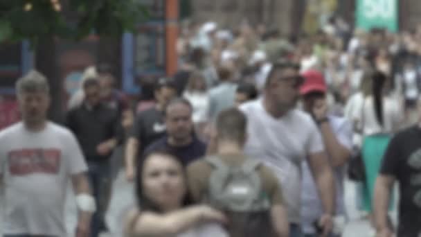 Silhuetas de pessoas andando na multidão — Vídeo de Stock