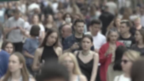 Siluetas de gente caminando entre la multitud — Vídeos de Stock