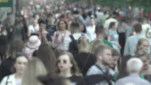 Silhouettes of people walking in the crowd — стокове відео