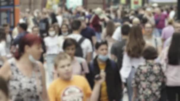 Silhouettes de personnes marchant dans la foule — Video