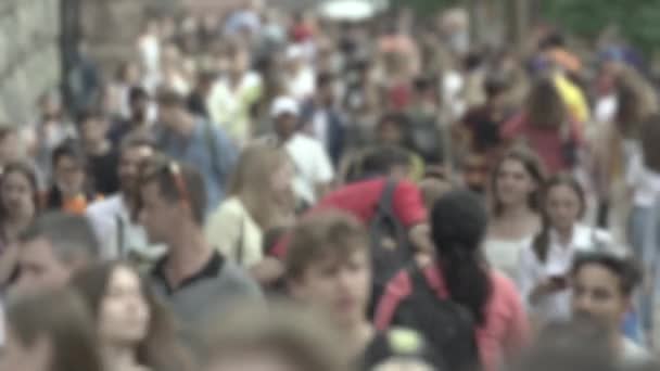 Silhouetten van mensen die in de menigte lopen — Stockvideo