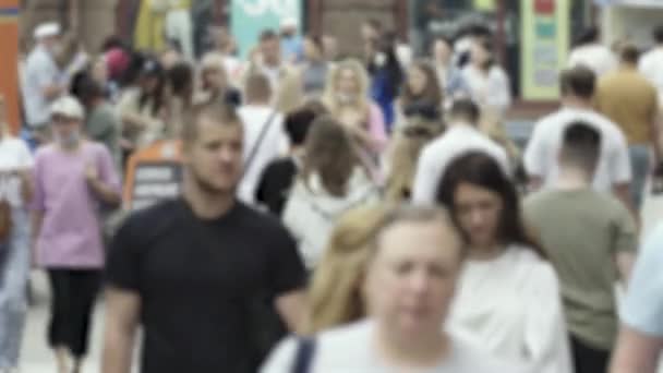 Silhouettes of people walking in the crowd — Stok video