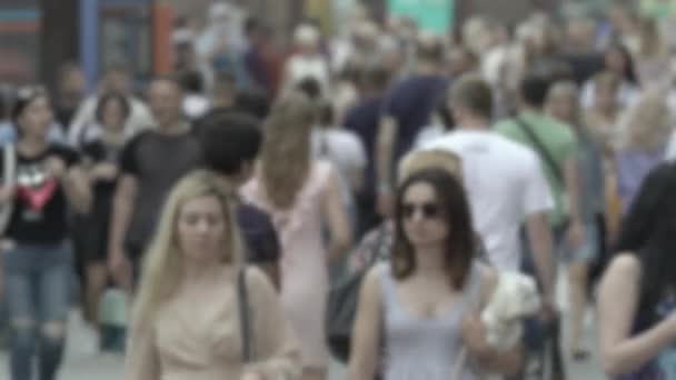 Silhouettes of people walking in the crowd — Stok video