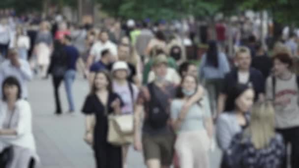 Silhueta de uma multidão de pessoas na cidade — Vídeo de Stock