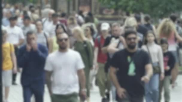 Şehirdeki bir grup insanın silueti. — Stok video