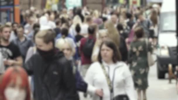 Silueta davu lidí ve městě — Stock video