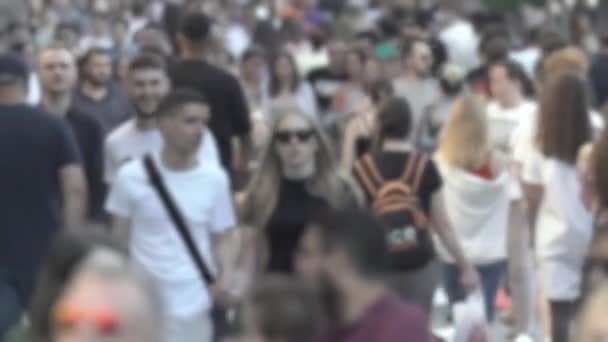 Silhouet van een menigte van mensen in de stad — Stockvideo