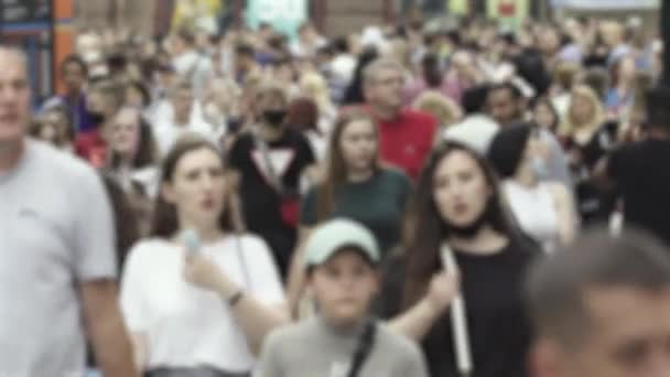 Силуэт толпы людей в городе — стоковое видео
