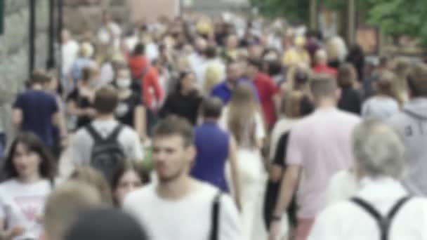 Silhueta de uma multidão de pessoas na cidade — Vídeo de Stock