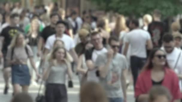 Silhouette d'une foule de gens dans la ville — Video